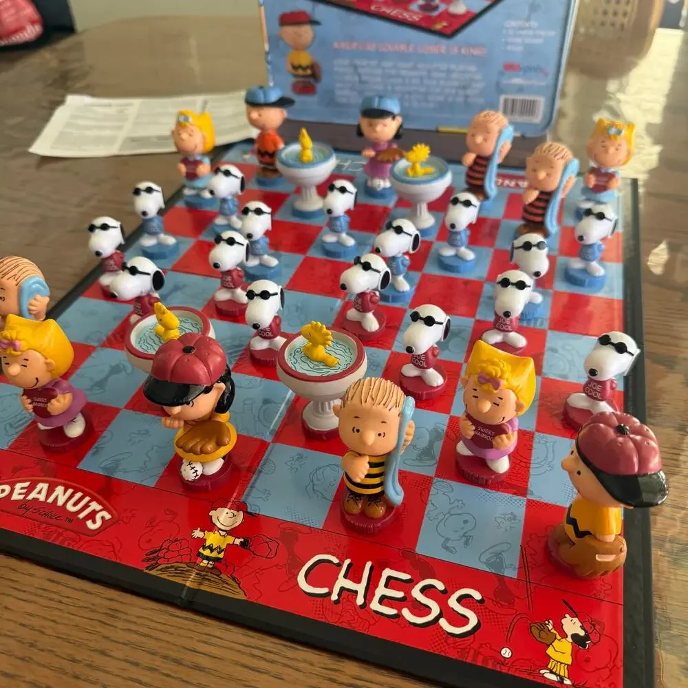 Peanuts Gang Chess Set Charlie Brown blue Tin Edition 32 Pieces Complete